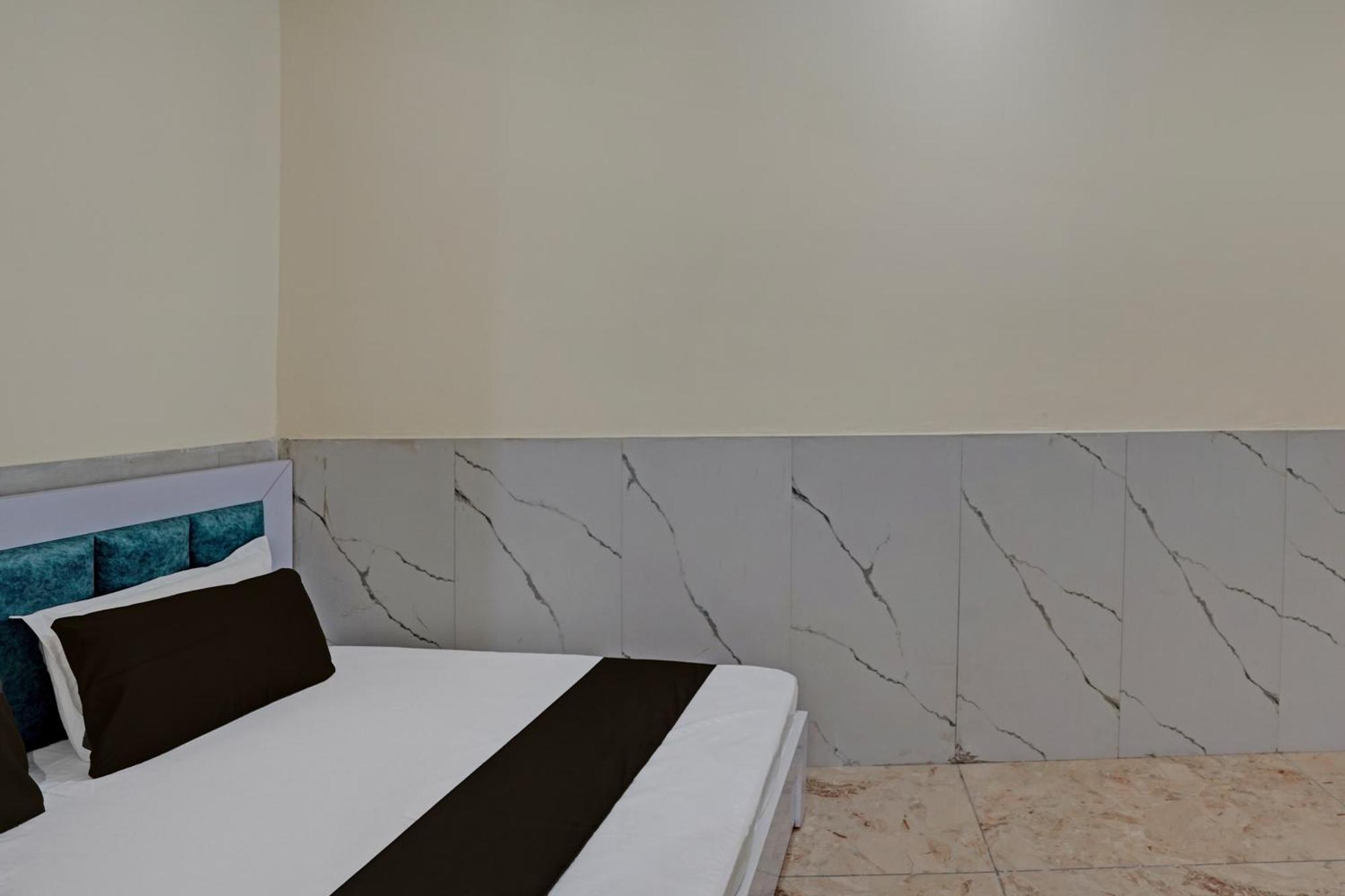 Hotel O Abhinav Hotel Ноида Екстериор снимка