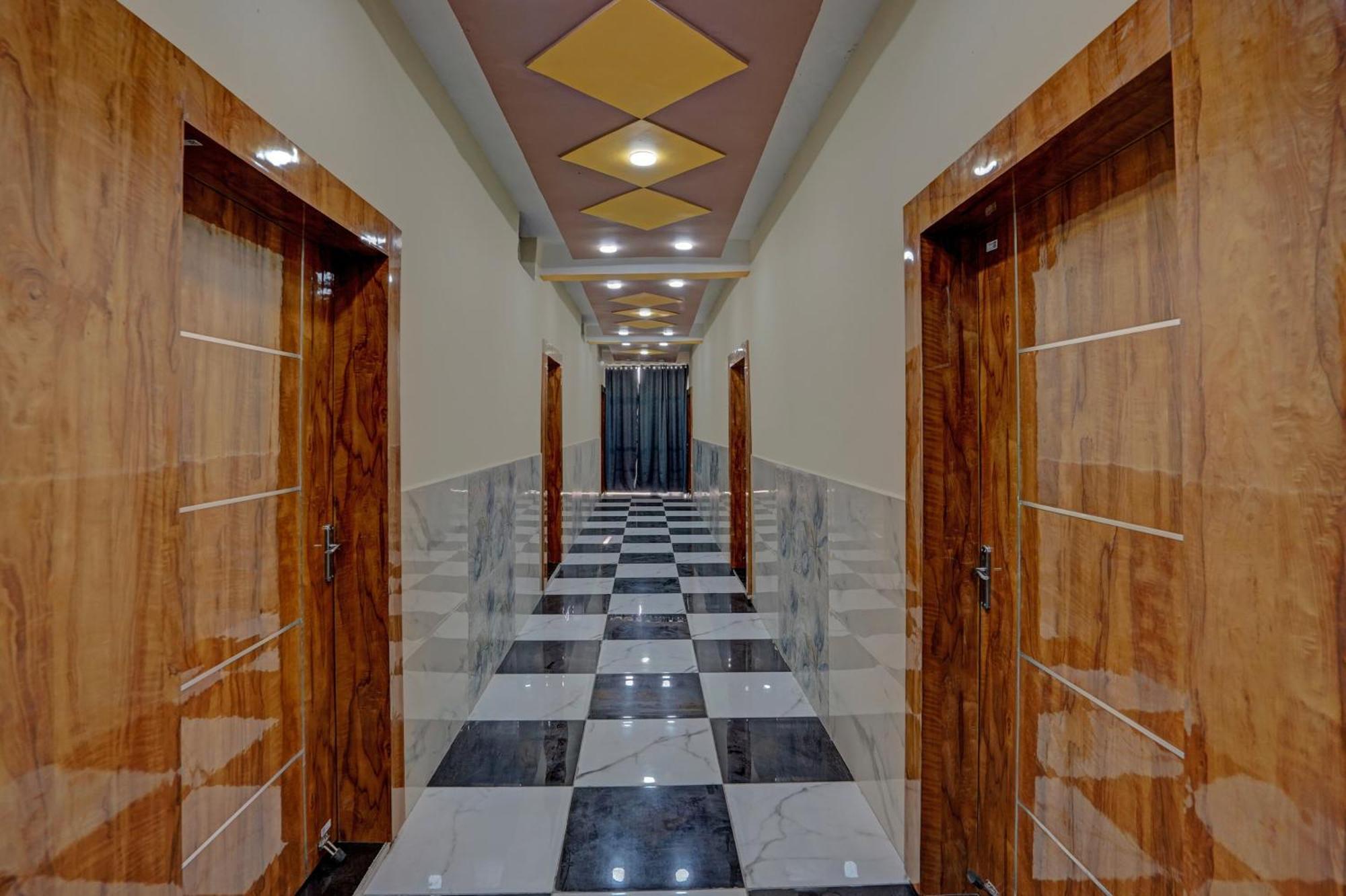 Hotel O Abhinav Hotel Ноида Екстериор снимка